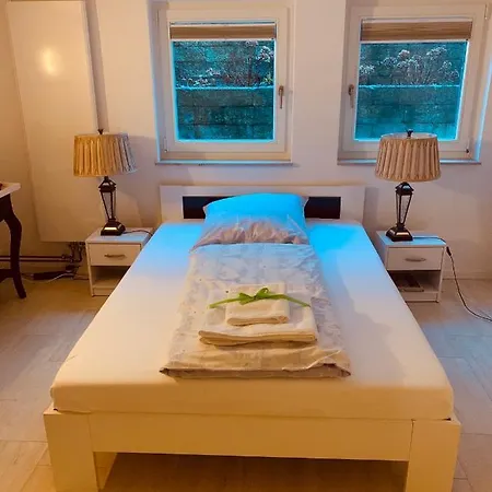 Souterrain Mit Separatem Eingang Und Bad Privatunterkunft *